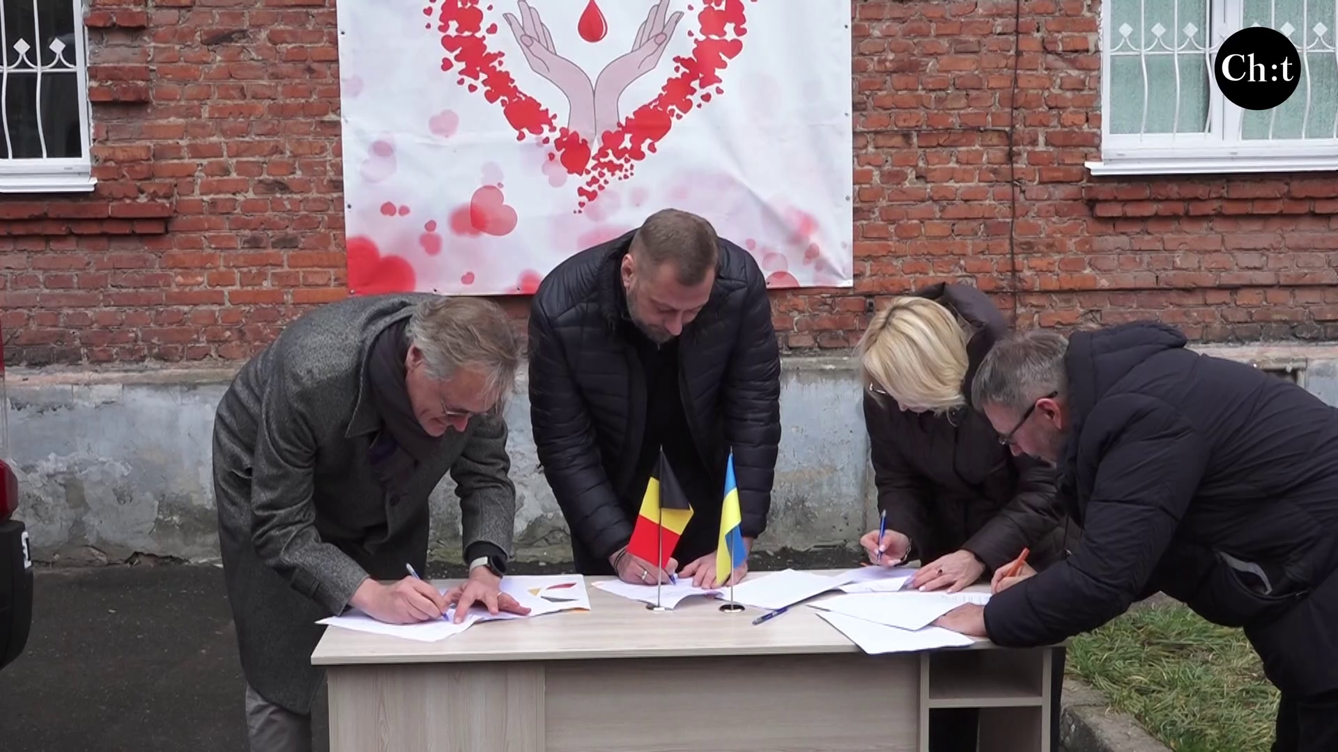 Підписання меморандуму – прямо біля будівлі Центру. Грудень 2025 року