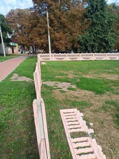 Самі пошкодили - самі відновили: вандали поремонтували паркан на дитячому майданчику