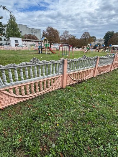 Самі пошкодили - самі відновили: вандали поремонтували паркан на дитячому майданчику