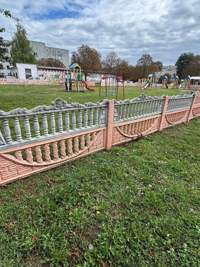 Самі пошкодили - самі відновили: вандали поремонтували паркан на дитячому майданчику