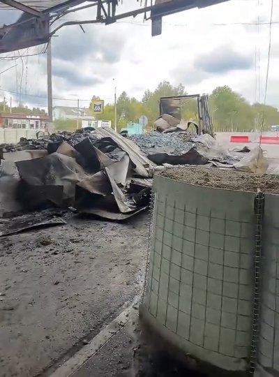 Без даху та з обгорілою фурою: як виглядає знищений дроном КПП на Брянщині біля чернігівського кордону