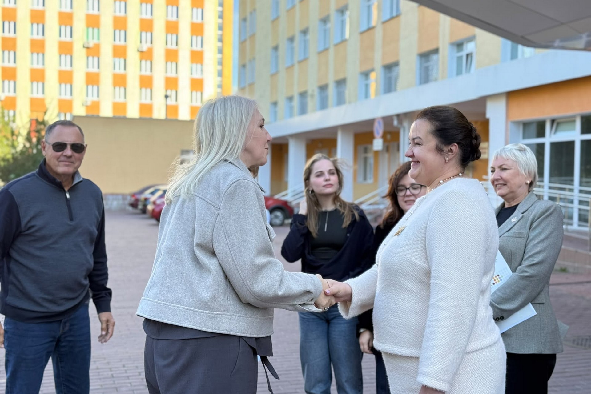 Обласна дитяча лікарня отримала швидку з інкубатором для новонароджених