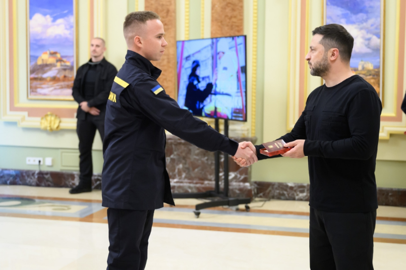 Максим Попел отримує нагороду від Президента Зеленського