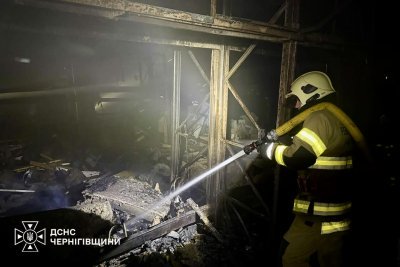 З величезною дірою в даху: як виглядає понівечений Епіцентр у Чернігові
