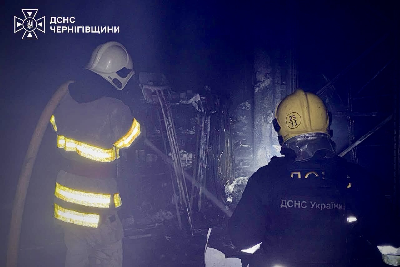 З величезною дірою в даху: як виглядає понівечений Епіцентр у Чернігові