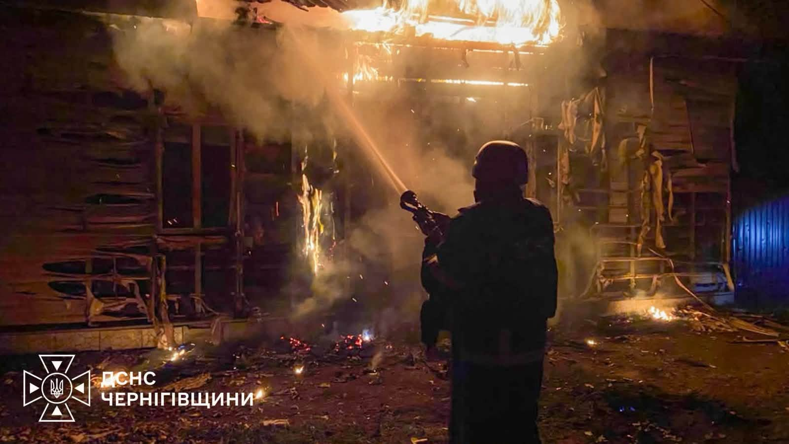 На Чернігівщині через російські атаки горіла оселя та підприємство