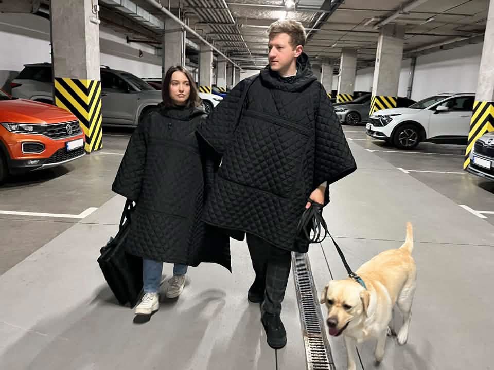«Які часи, такі й вироби»: компанія з потужностями у Чернігові виготовила сумку-матрас для ночівлі в укритті