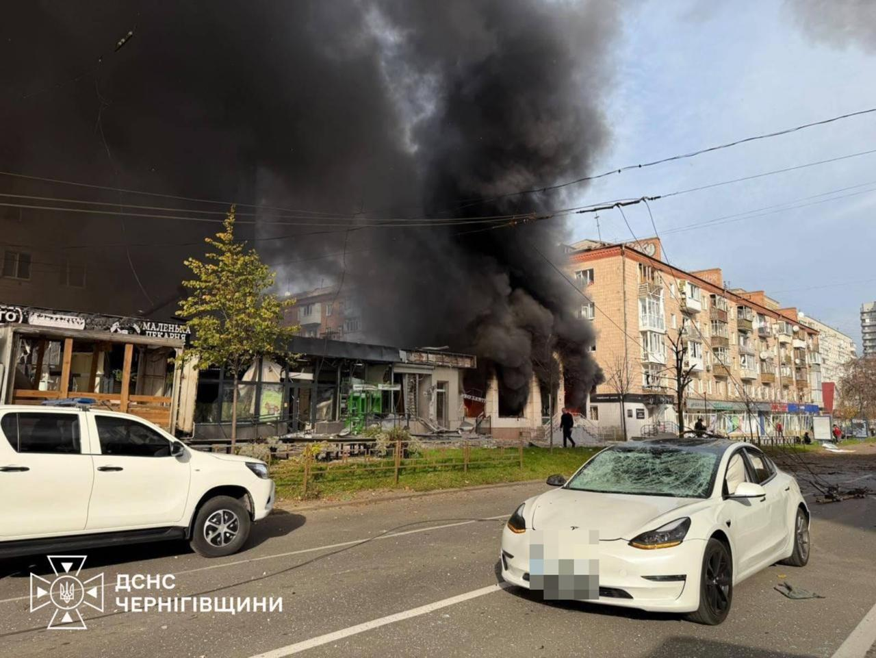 Дві 15-річні дівчини загинули: Росія вдарила «бандероллю» по центру Чернігова