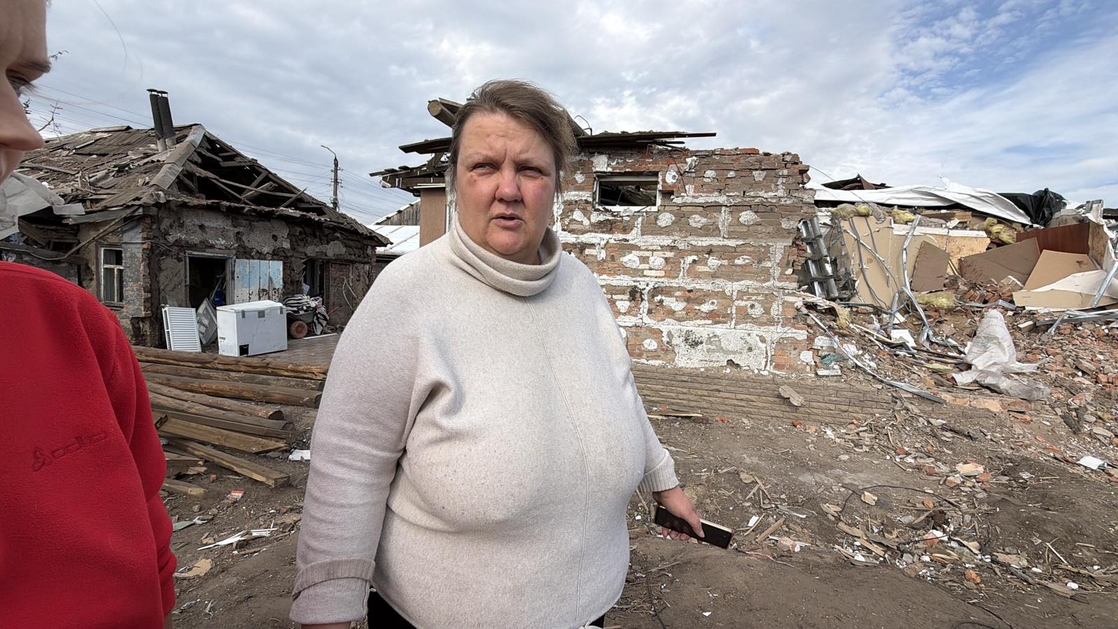 У дворі Олени Черепанової вирва глибиною майже вісім метрів